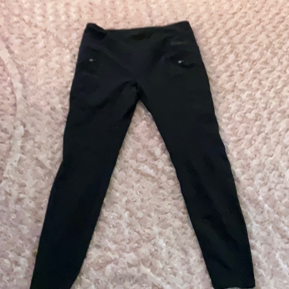 Eddie Bauer black leggings with zipper pockets.size M.